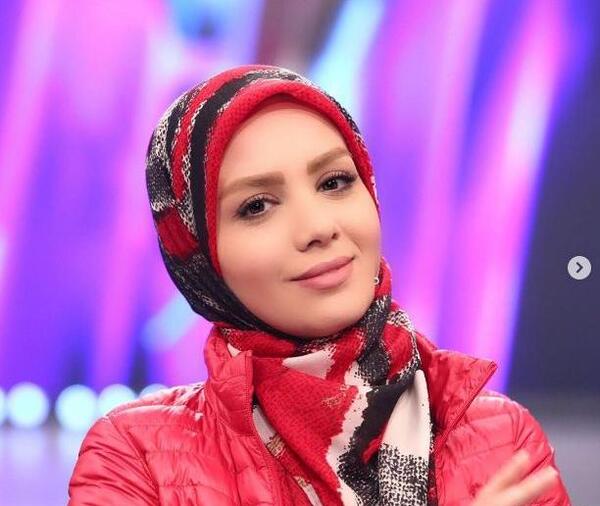 ژست عکس مجری