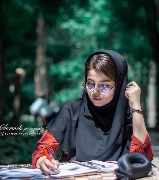 ژست عکس مجری