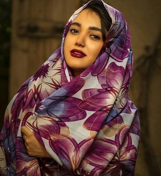 ژست عکس مجری