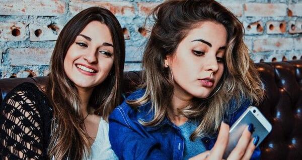 ژست برای عکس گرفتن سلفی