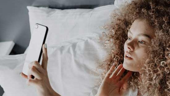 ژست برای عکس گرفتن سلفی