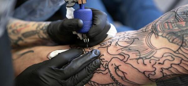 عکس زدن تاتو روی دست