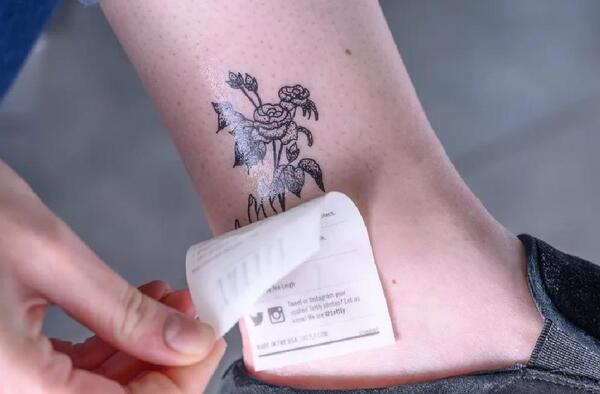 عکس زدن تاتو روی دست