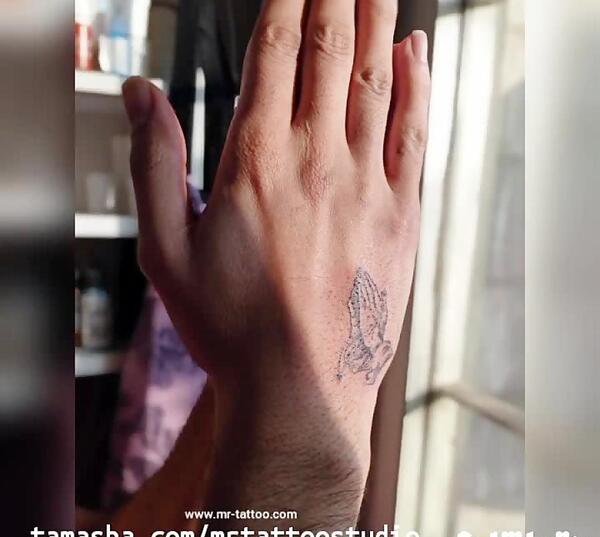 عکس زدن تاتو روی دست