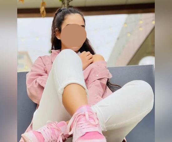 ژست عکس نشسته جلو اینه