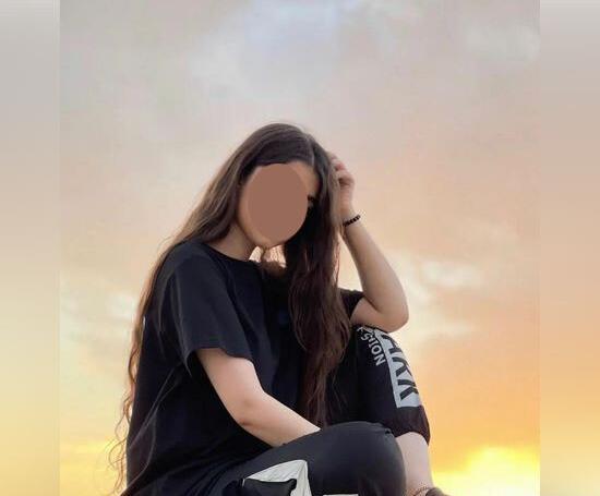 ژست عکس نشسته جلو اینه