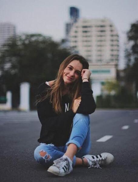 ژست عکس نشسته جلو اینه