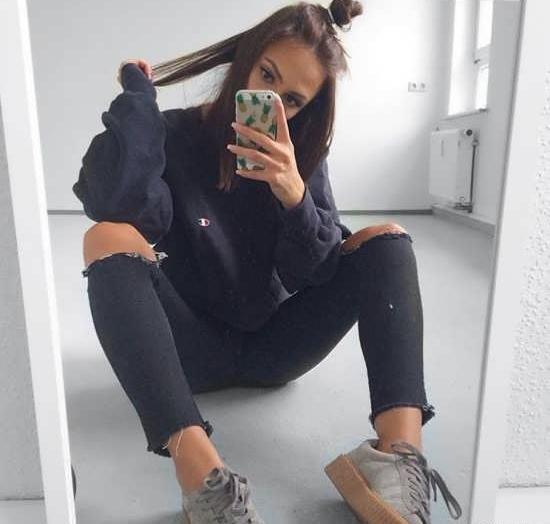 ژست عکس نشسته جلو اینه