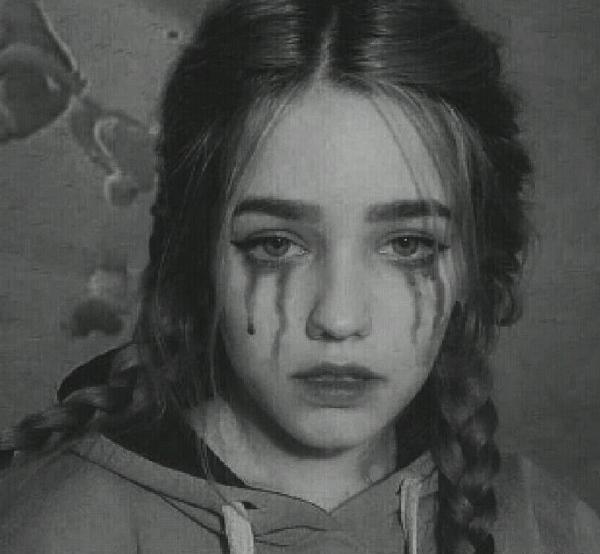 عکس حاج قاسم در حال گریه