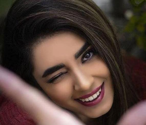 ژست عکس سلفی تکی