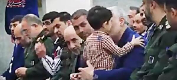 عکس حاج قاسم موقع نماز