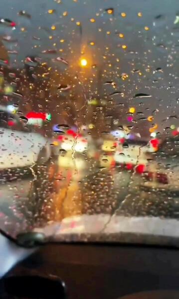 عکس باران روی شیشه ماشین در شب