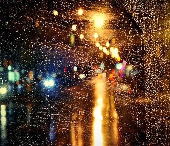 عکس باران روی شیشه ماشین در شب