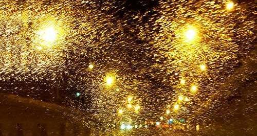 عکس باران روی شیشه ماشین در شب