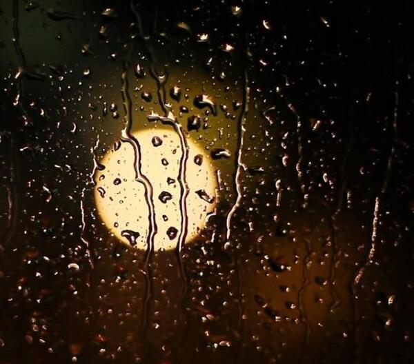 عکس باران روی شیشه ماشین در شب