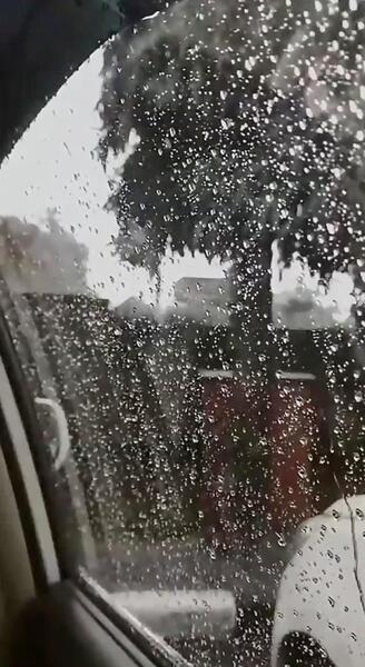 عکس باران روی شیشه ماشین در شب