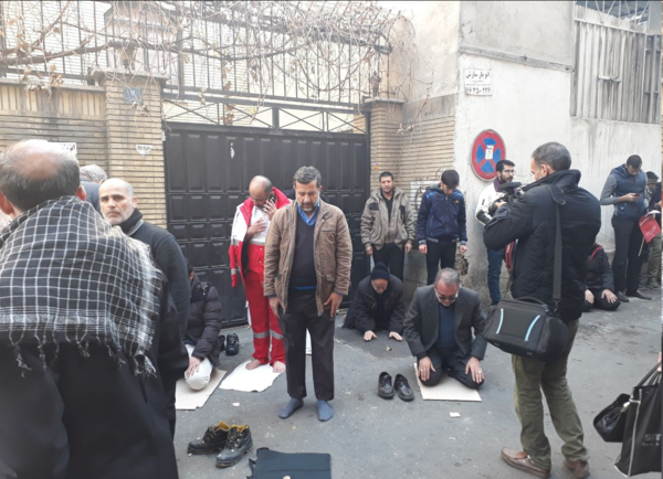 عکس حاج قاسم در حال نماز