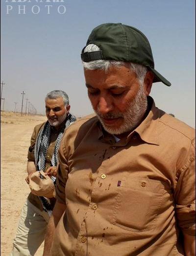 عکس حاج قاسم در حال نماز