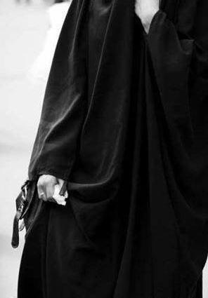 عکس دختر چادری سیاه سفید