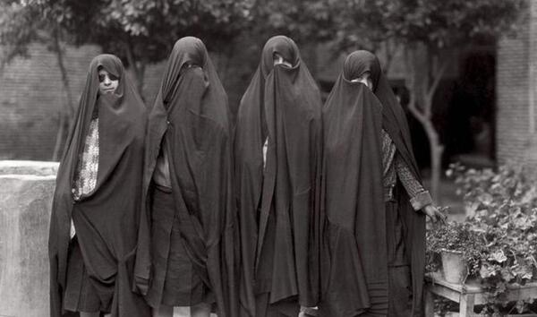 عکس دختر چادری سیاه سفید