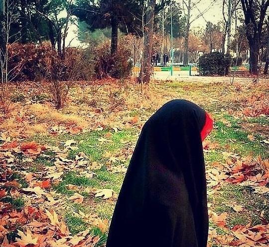 عکس دختر چادری در پاییز برای پروفایل