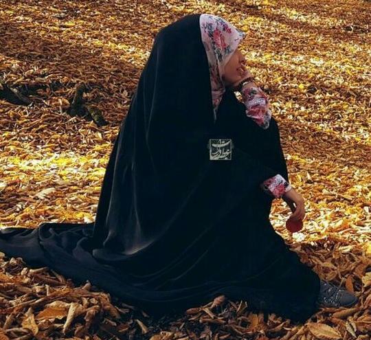 عکس دختر چادری در پاییز برای پروفایل