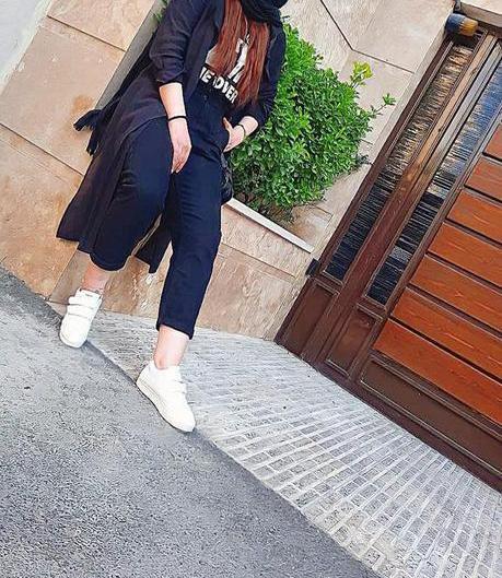 عکس قدی دختر فیک جلو آینه