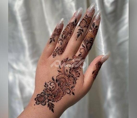 عکس گرگ روی انگشت