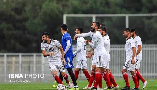 عکس زمین فوتبال با بازیکنان
