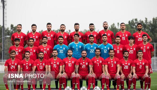 عکس زمین فوتبال با بازیکنان