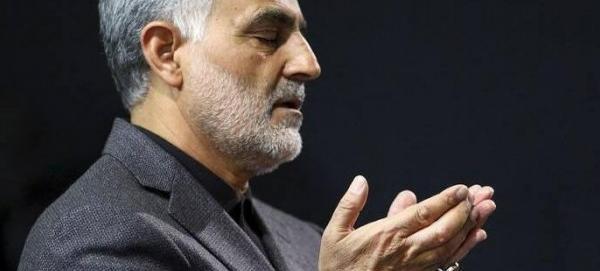 عکس حاج قاسم سلیمانی در حال نماز خواندن