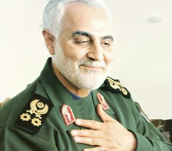 عکس حاج قاسم سلیمانی در حال نماز خواندن