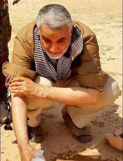 عکس حاج قاسم سلیمانی در حال نماز خواندن
