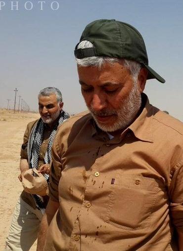 عکس حاج قاسم سلیمانی در حال نماز خواندن