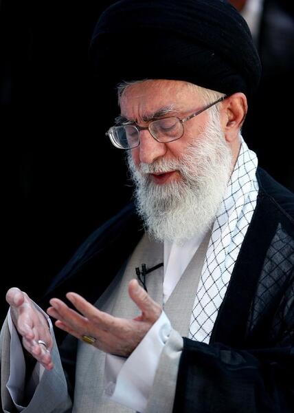 عکس حاج قاسم سلیمانی در حال نماز خواندن