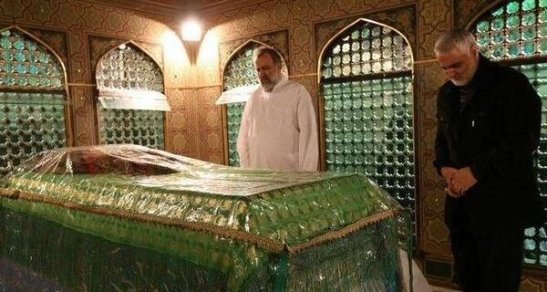عکس حاج قاسم سلیمانی در حال نماز خواندن