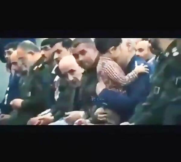 عکس حاج قاسم سلیمانی در حال نماز خواندن