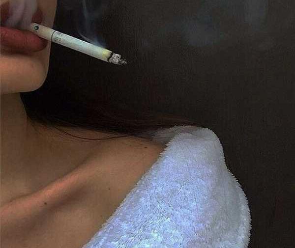 عکس فیک دختر سیگار