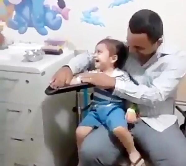 عکس بچه آمپول میزنه