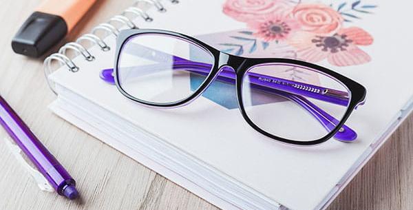 عکس عینک و کتاب برای پروفایل