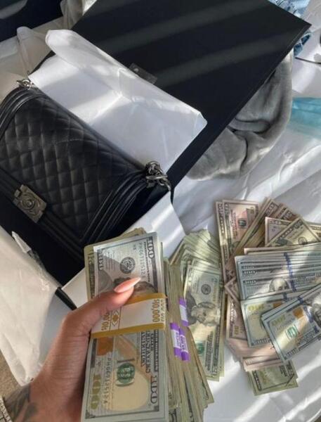 عکس دلار تو دست