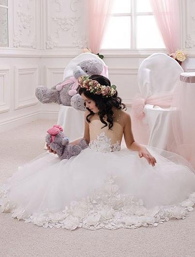 ژست عکس کودک با لباس عروس