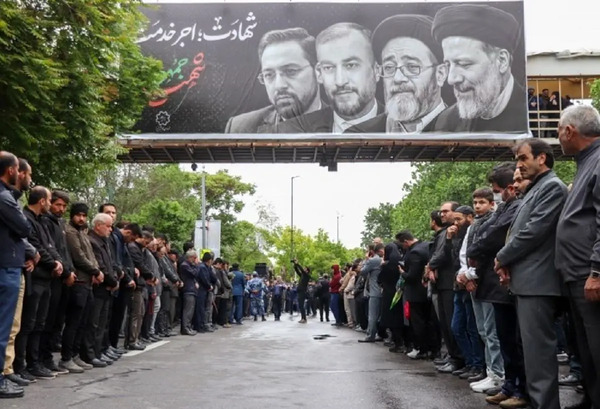 عکس مراسم تشییع شهدای حادثه سقوط بالگرد رئیس جمهور