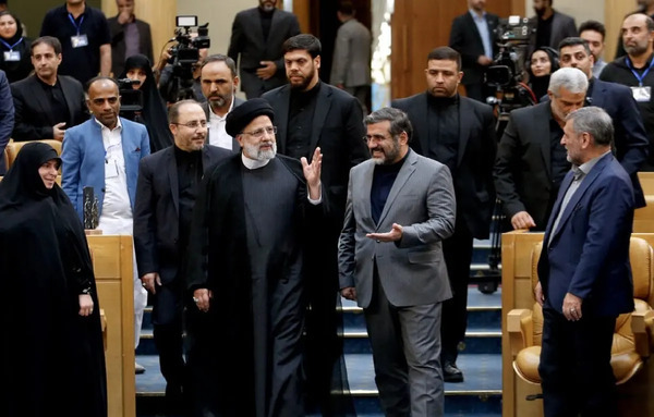 عکس بادیگارد رئیسی که داخل هلیکوپتر بود