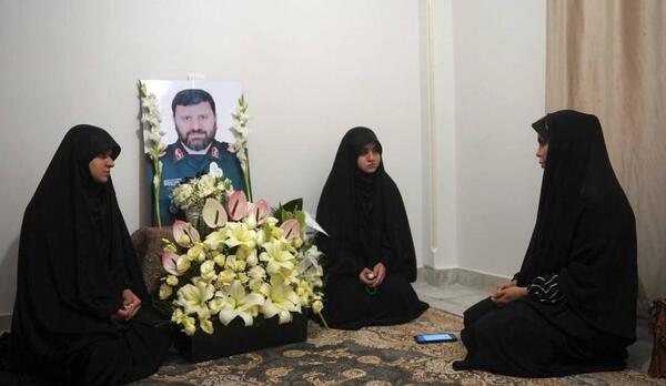عکس بادیگارد رئیسی که داخل هلیکوپتر بود