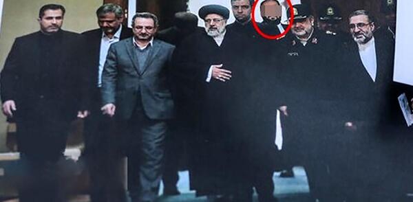 عکس بادیگارد رئیسی که داخل هلیکوپتر بود