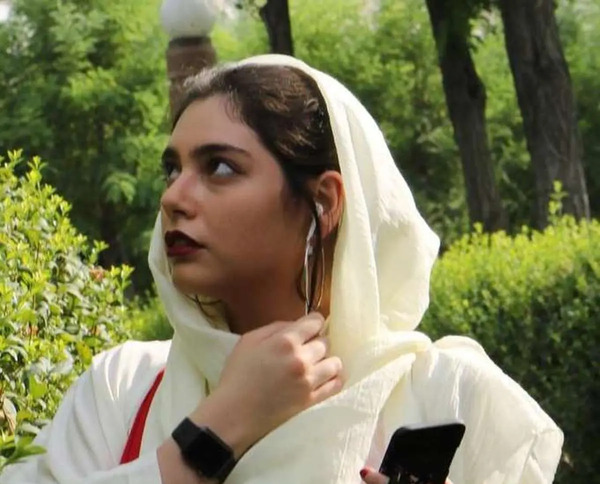 عکس عاطفه در نیسان آبی