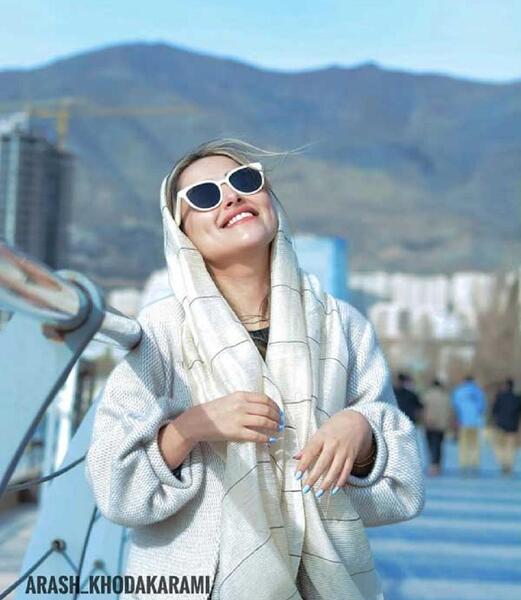 عکس عاطفه در نیسان آبی ۲
