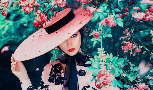 عکس دختر با گل برای پروفایل واتساپ