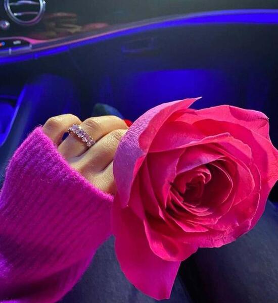 عکس گل برای پروفایل در دست دختر